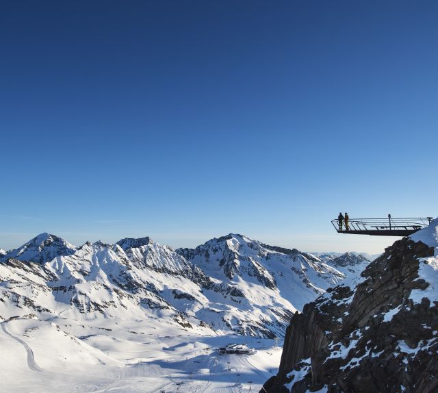 Panoramiczny widok sięgający aż do Dolomitów. Platforma szczytowa TOP OF TYROL na wysokości 3210 metrów w dolinie Stubai, na lodowcu Stubai, jest popularnym celem podróży.