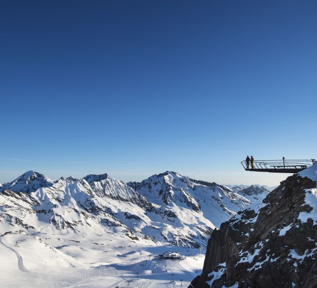 Una vista panoramica che si estende fino alle Dolomiti. La piattaforma sommitale TOP OF TYROL a 3.210 metri nella valle dello Stubai, sul ghiacciaio dello Stubai, è una meta ambita.