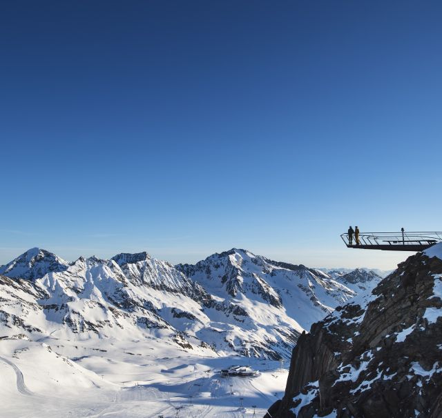 Die Gipfelplattform Stubaier Gletscher ein Freizeittipp, der Euch in atemberaubender Höhe die Berglandschaft zu Füßen legt