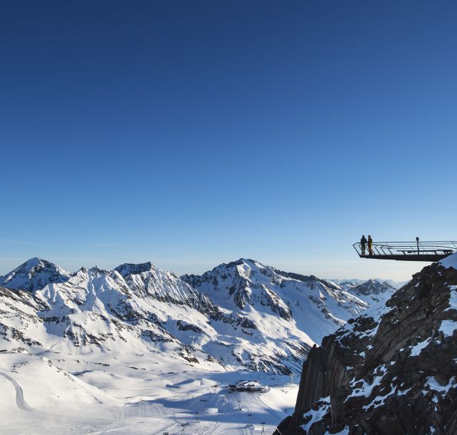 Ein Rundblick welcher bis hin zu den Dolomiten bezaubert. Die Gipfelplattform TOP OF TYROL auf 3.210 Metern Höhe im Stubaital auf dem Stubaier Gletscher ist ein beliebtes Ausflugsziel.