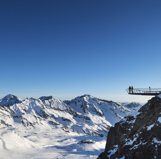 Panorámás kilátás egészen a Dolomitokig. A Stubai-völgyben, a Stubai-gleccser tetején található 3210 méteres magasságban található TOP OF TYROL csúcsplatform népszerű úti cél.