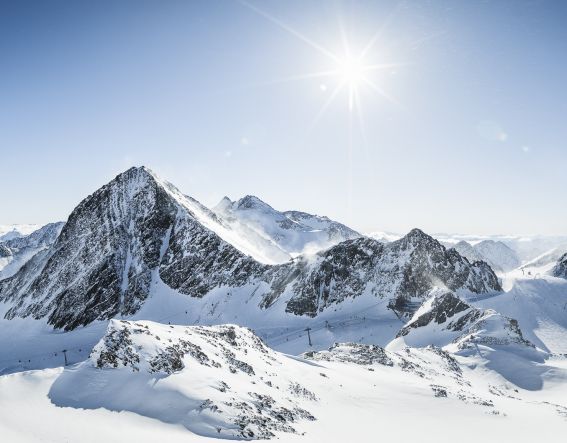 Eine traumhafte Fernsicht am Stubaier Gletscher genießen, zu jeder Jahreszeit einen Ausflug mit der Familie wert