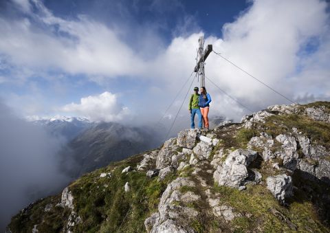 Seven Summits Stubai je oblíbená turistická skupina pro ty, kteří si rádi stanovují cíle. Od snadných až po náročné, nabízejí vše od nejunikátnějších vrcholů Stubaiského údolí.