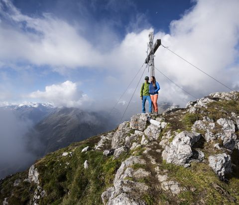 A Seven Summits Stubai egy népszerű túracsoport azok számára, akik szeretnének célokat kitűzni maguk elé. A könnyűtől a kihívást jelentőig mindent kínálnak a Stubai-völgy legkülönlegesebb csúcsaitól kezdve.