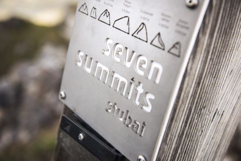 Die Summits Stubai Plakette am Gipfelkreuz zeigt die, dass du soeben einen der Seven Summits bestiegen hast. Glückwunsch!