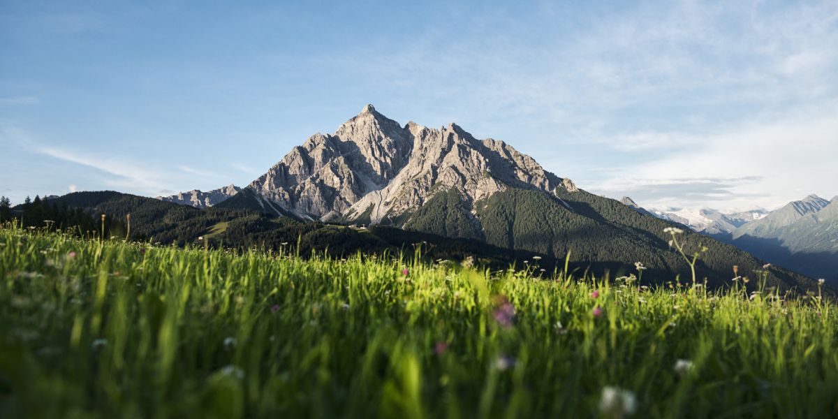 Du planst die nächste Bergtour? Du kannst im Tal starten und die knapp 11 km und 1700hm zu Fuß zurücklegen oder mit der Serlesbahn dem Gipfel entgegenfahren.