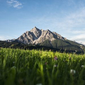 Der Serles wird auch als der Regierende der Seven Summits bezeichnet und ist ein beliebtes Ausflugsziel Du planst die nächste Bergtour? Du kannst im Tal starten und die knapp 11 km und 1700hm zu Fuß zurücklegen oder mit der Serlesbahn dem Gipfel entgegenfahren.
