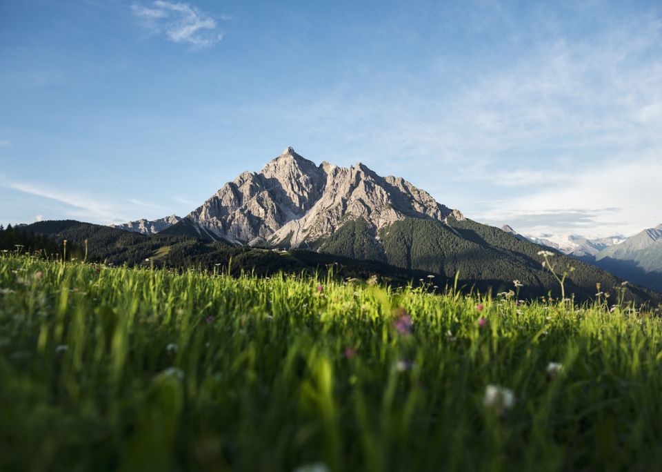 A következő hegyi túrádat tervezed? Kezdd a völgyben, és gyalogosan tedd meg a közel 11 km-es és 1700 méteres szintkülönbséget, vagy menj fel a Serlesbahn felvonóval a csúcsra.