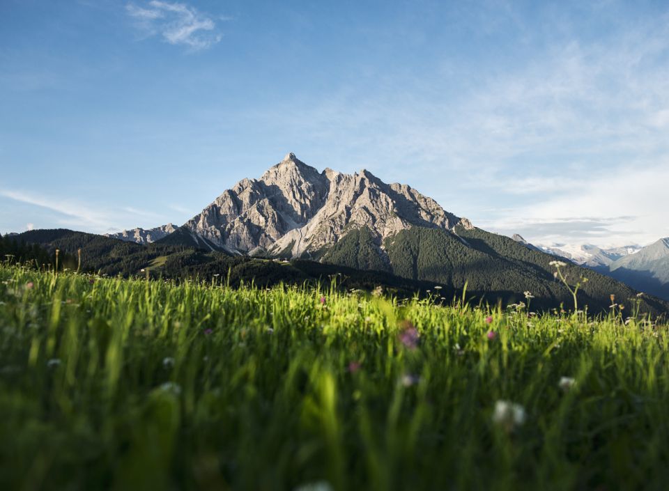 Plánujete svou další horskou túru? Můžete začít v údolí a zdolat téměř 11 km a 1 700 m převýšení pěšky, nebo se na vrchol vydat lanovkou Serlesbahn.