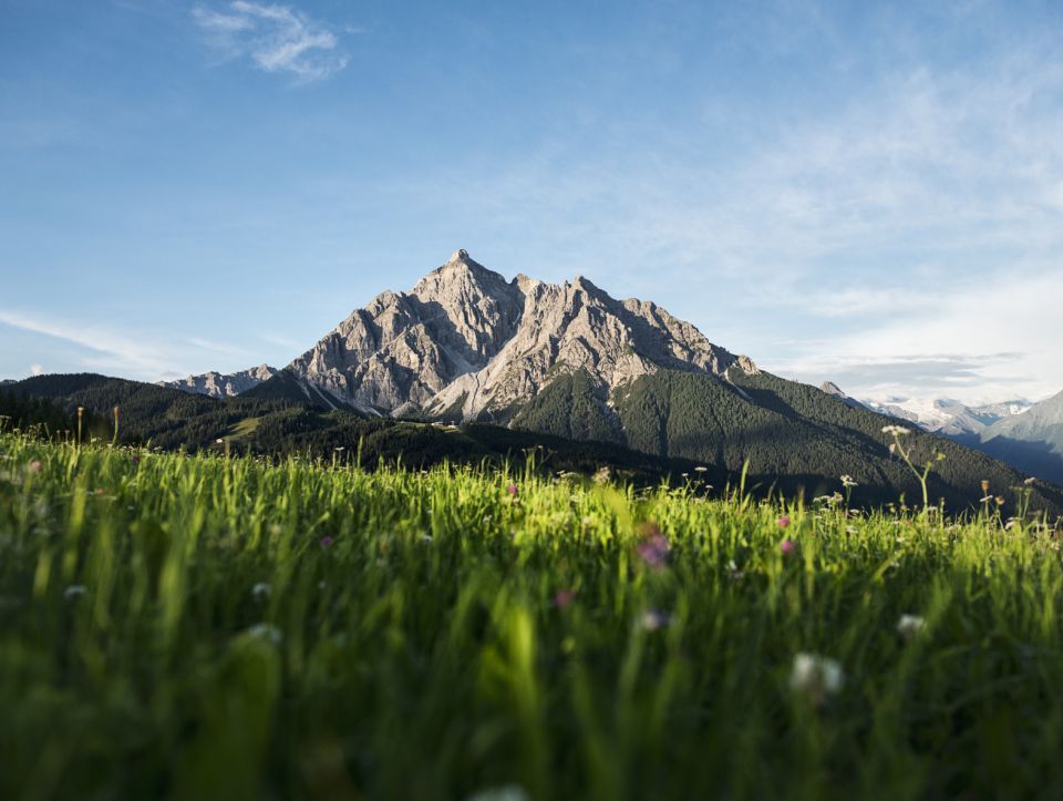 A következő hegyi túrádat tervezed? Kezdd a völgyben, és gyalogosan tedd meg a közel 11 km-es és 1700 méteres szintkülönbséget, vagy menj fel a Serlesbahn felvonóval a csúcsra.