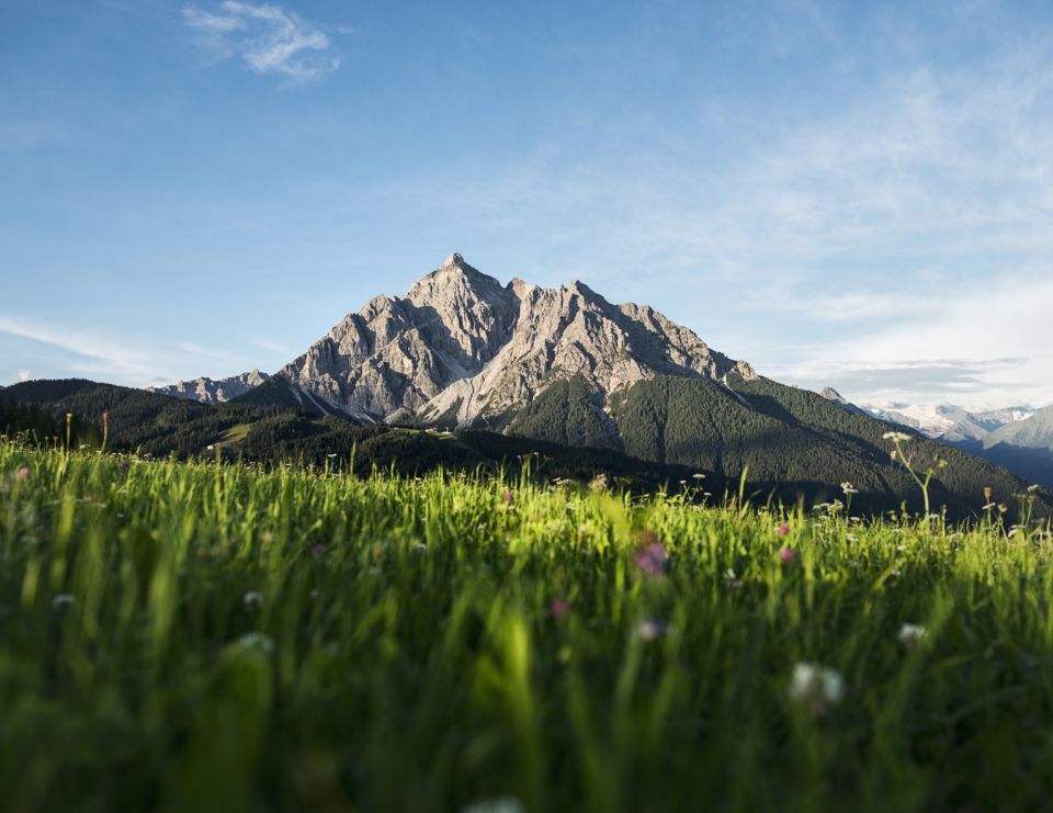 Plant u uw volgende bergwandeling? U kunt in het dal beginnen en de bijna 11 km en 1700 hoogtemeters te voet afleggen, of de Serlesbahn naar de top nemen.