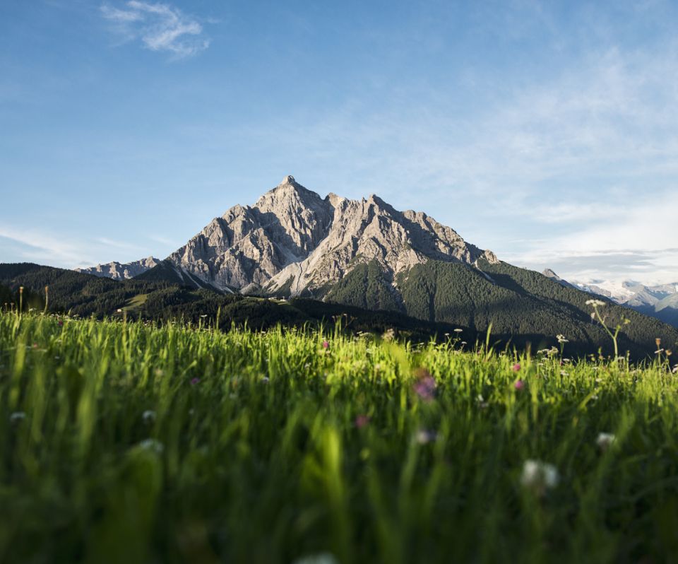 Stai pianificando la tua prossima escursione in montagna? Puoi partire dalla valle e percorrere a piedi i quasi 11 km e 1.700 m di dislivello, oppure prendere la funivia Serlesbahn per raggiungere la vetta.