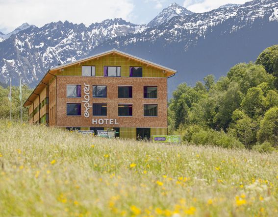 Das Explorer Hotel Montafon in Gaschurn in Vorarlberg im Frühling