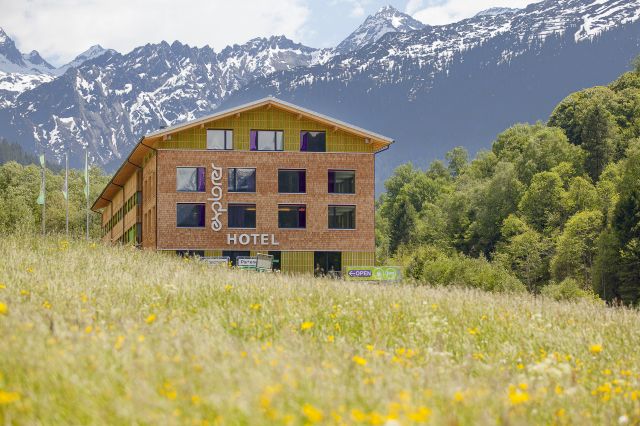 Das Explorer Hotel Montafon in Gaschurn in Vorarlberg im Frühling