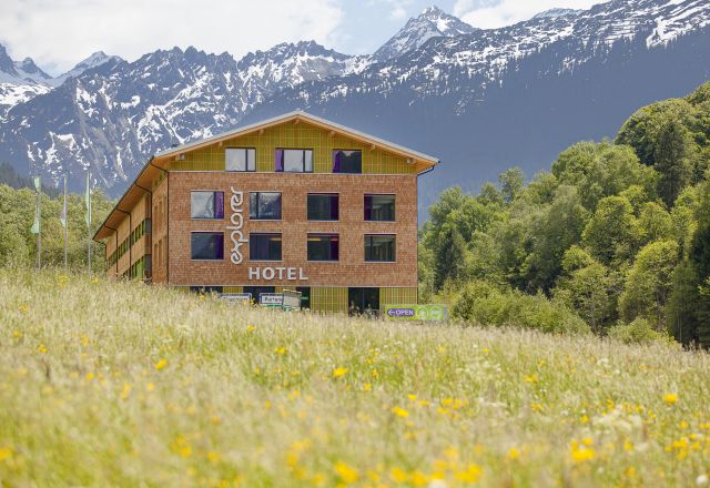Wakacje w hotelu Explorer Montafon są możliwe przez cały rok. Wiosną wspaniałe warunki na stokach i wiosenne temperatury w dolinie zachęcają do pierwszej wycieczki rowerowej po górach.