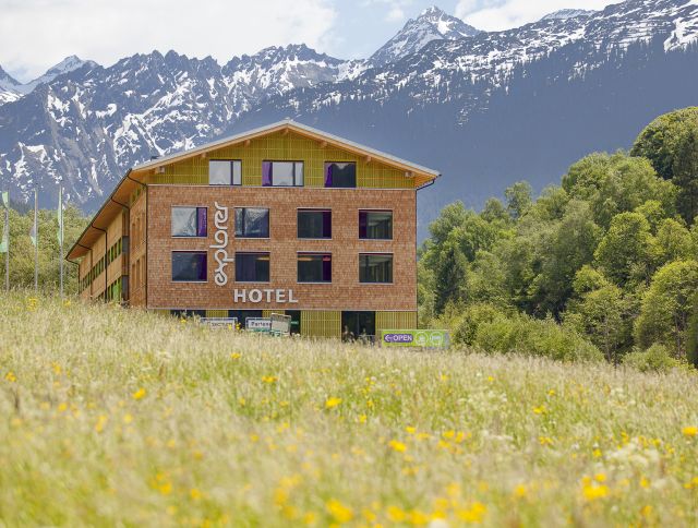 Das Explorer Hotel Montafon in Gaschurn in Vorarlberg im Frühling