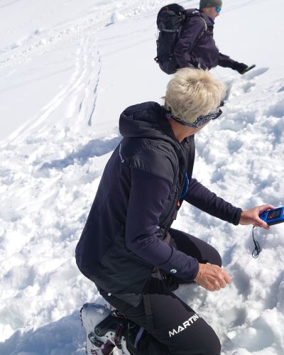 Teilnehmerin vom Skitourencamp am Üben mit dem LVS