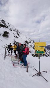 Gruppe vom Skitourencamp in Garmsich unterwegs im freien Gelände