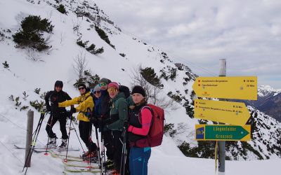 Gruppe vom Skitourencamp in Garmsich unterwegs im freien Gelände