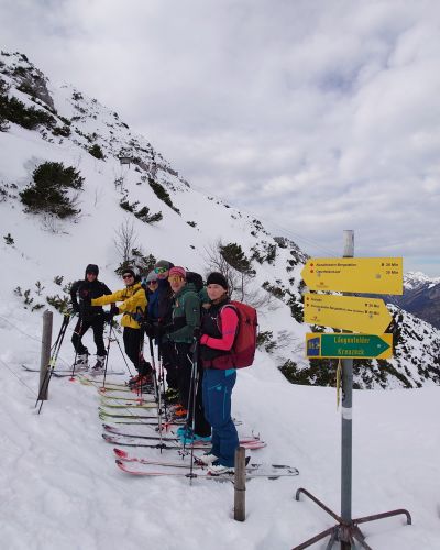 Gruppe vom Skitourencamp in Garmsich unterwegs im freien Gelände