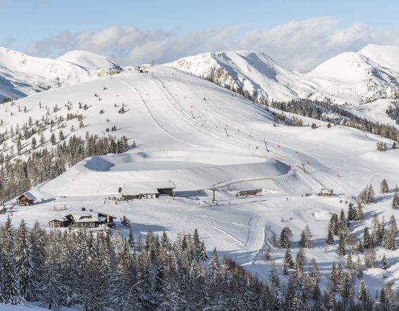 Skigebiets Panorama von den Bergbahnen in Bad Kleinkirchheim im Winter