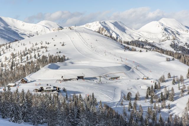 Skifahren in Bad Kleinkirchheim im Frühling solltest Du erlebt haben. Die Pisten sind top präpariert und Du tankst beim Skifahren so viel Sonne, dass wir diese Zeit auch Sonnenski Zeit nennen.