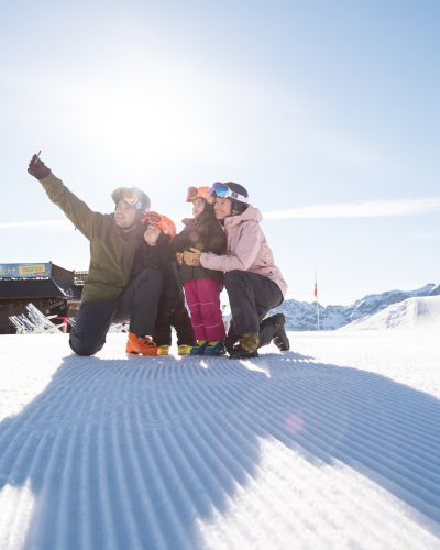 Familienausflug auf den Schlick2000 - ein Skiparadies in traumhafter Bergkulisse Die schönsten Momente auf dem Schlick2000 werden natürlich gerne festgehalten. Eine Erinnerung für das Leben und ein Ski-Spaß für die ganze Familie.