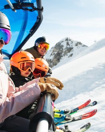 Családi nyaralás a Stubai-völgyben, a Schlick 2000 síközpontban, fantasztikus téli síelési idővel. A tökéletes hely a következő nyaraláshoz!