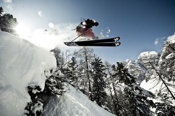 What does freeride mean? It refers to skiing and snowboarding on untouched snow, away from marked and controlled ski slopes in mountainous regions.