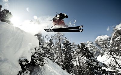 Cosa significa freeride? Si riferisce allo sci e allo snowboard su neve incontaminata, lontano dalle piste da sci segnalate e controllate nelle regioni montuose.