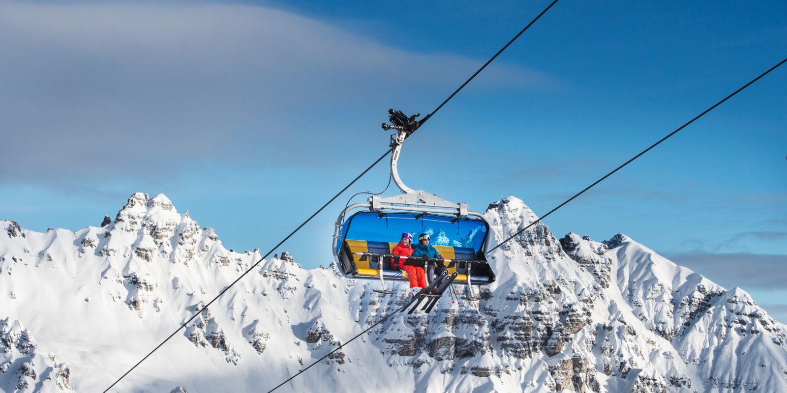 Die Zirmachbahn in Fulpmes ist eine 6er Hochgeschwindigkeits-Sesselbahn und bringt Dich bequem und beheizt zu deinen Lieblingspisten nach oben.