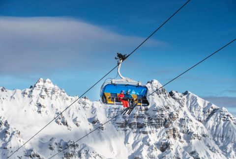 The Zirmachbahn in Fulpmes is a 6-seater high-speed chairlift that takes you comfortably and heated to your favorite slopes.