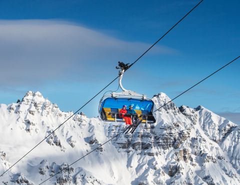A fulpmesi Zirmachbahn egy 6 személyes, gyors felvonó, amely kényelmesen és fűtve visz fel kedvenc pályáidra.