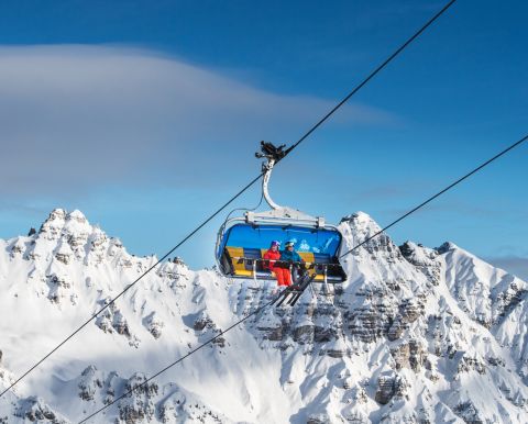 Die Zirmachbahn in Fulpmes ist eine 6er Hochgeschwindigkeits-Sesselbahn und bringt Dich bequem und beheizt zu deinen Lieblingspisten nach oben.