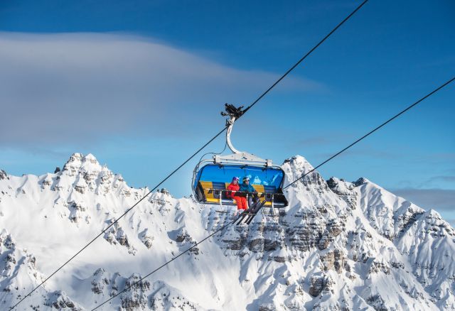 The Zirmachbahn in Fulpmes is a 6-seater high-speed chairlift that takes you comfortably and heated to your favorite slopes.