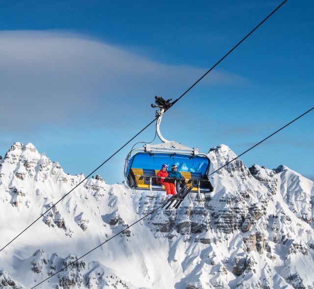 Kolejka linowa Zirmachbahn w Fulpmes to 6-osobowy, szybkobieżny wyciąg krzesełkowy, który komfortowo i ogrzewano, dowiezie Cię na Twoje ulubione stoki.