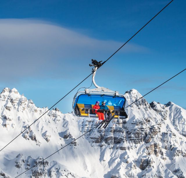 A fulpmesi Zirmachbahn egy 6 személyes, gyors felvonó, amely kényelmesen és fűtve visz fel kedvenc pályáidra.