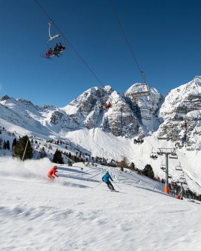 Eine der Skipisten im Skigebiet Schlick2000. Ein Erlebnis für alle Wintersportfans. Mit 23 facettenreichen Abfahrten und 25 Pistenkilometern für jede Alters- und Könnerstufe überzeugt das familienfreundliche Skigebiet im vorderen Stubaital, nur 15 Autominuten von Innsbruck entfernt.