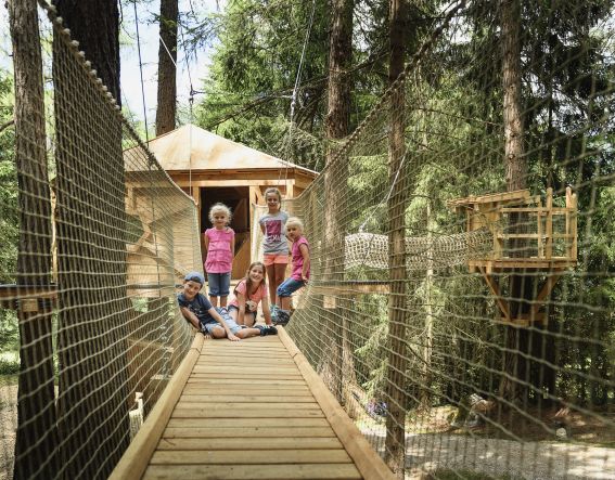 Der Stubai Baumhausweg eine Erlebniswelt zwischen Waldboden und Baumwipfeln. Eine schöne Freizeitaktivität für die ganze Familie.