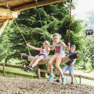 Der Spielplatz Baumhausweg Stubai im Stubaital bietet vielseitige Spielmöglichkeiten.