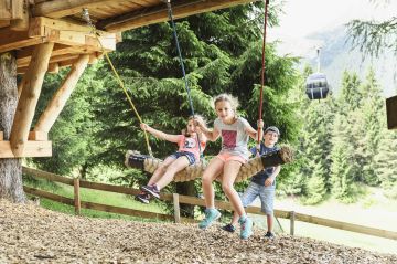 Jedes der Baumhäuser hat ein eigenes Thema und lädt Deine Kinder und Dich ein die Abenteuerwelt zwischen Waldboden und Baumwipfeln zu entdecken.