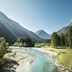W parku zabaw dla dzieci Klaus Äuele w dolinie Stubaital naturalnie zachowane i wysokiej jakości elementy zachęcają do bliższego poznania natury wszystkimi zmysłami.