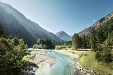 In het Kinderpark Klaus Äuele in het Stubaital nodigen natuurlijk behouden en hoogwaardige elementen u uit om de natuur met al uw zintuigen beter te leren kennen.