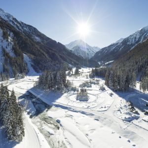 Many new stations await you in the water world at the Klaus Äuele Kid's Park: a flying fox over the water, a raft for exploring the pond, a balancing climbing course, a water playground with a water wheel, and much more.
