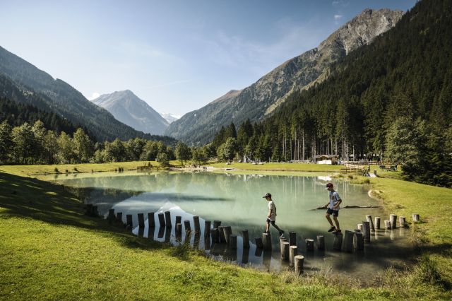 Puur natuur & familieplezier? Waterspeeltuin, klimwanden, touwenparcours of een ritje over het water met de Flying Fox. Er is voor ieder wat wils in het Klaus Äuele Kinderpark.