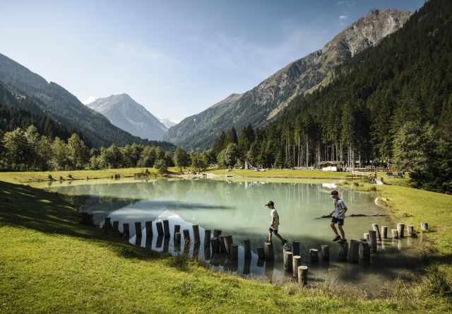 Envie de nature et de divertissement en famille ? Aire de jeux aquatiques, murs d'escalade, parcours d'accrobranche ou tyrolienne au-dessus de l'eau : il y en a pour tous les goûts au parc pour enfants Klaus Äuele.
