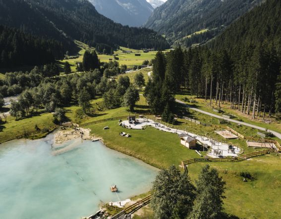 Im Kid´s Park Klaus Äuele im Stubaital laden natürlich belassene und hochwertige Elemente ein die Natur mit allen Sinnen besser kennenzulernen.