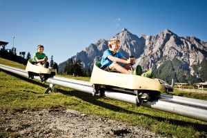 Bist du bereit für vierzig Kurven Vollgas? Die Sommerrodelbahn ist die steilste Achterbahn in den Alpen, eine Freizeitaktivität für die ganze Familie.