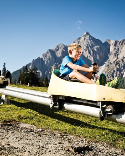 Die Sommerrodelbahn Serlesblitz im Stubaital ist ein Spaß für die ganze Familie.