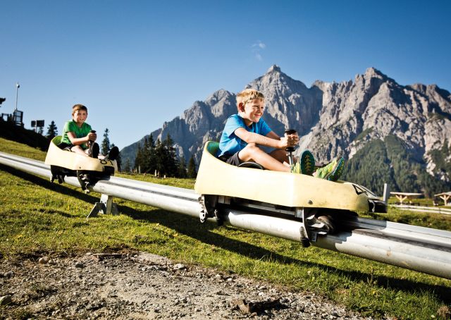Pronti per quaranta curve a tutta velocità? La pista estiva per slittini è la montagna russa più ripida delle Alpi, un'attività ricreativa per tutta la famiglia.